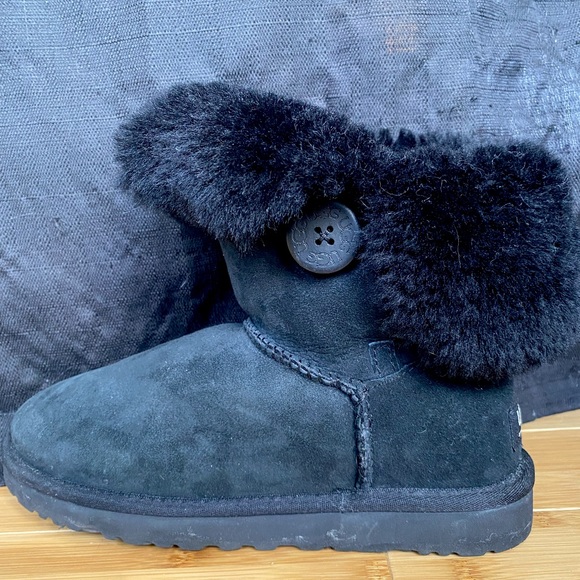 Women’s Classic Uggs Boot - Picture 1 of 3